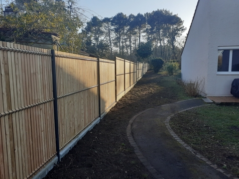 Pose de clôture en panneaux rigides avec soubassement béton kit occultant bois à Leognan